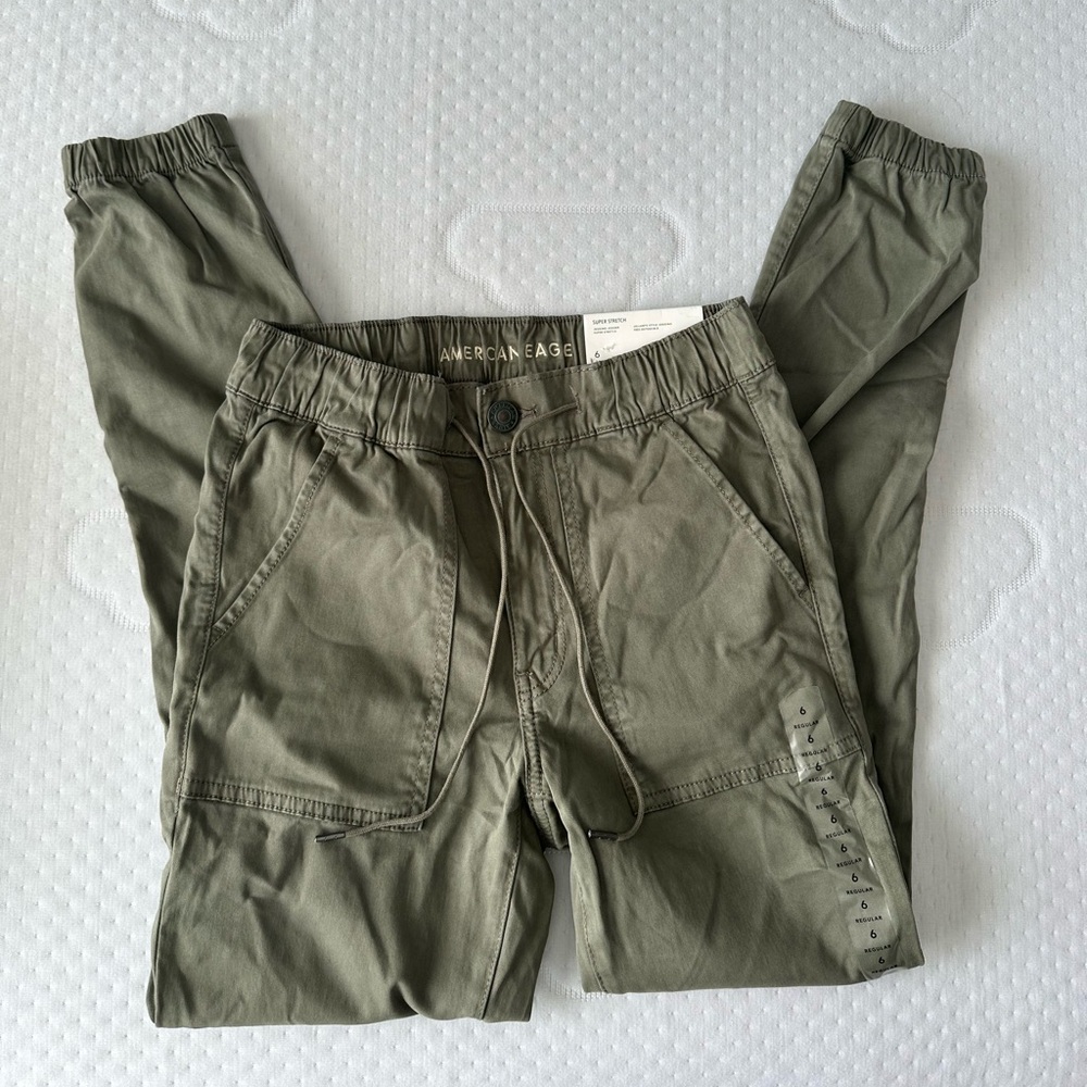 American Eagle jegging joggers. Size 6. New with tags